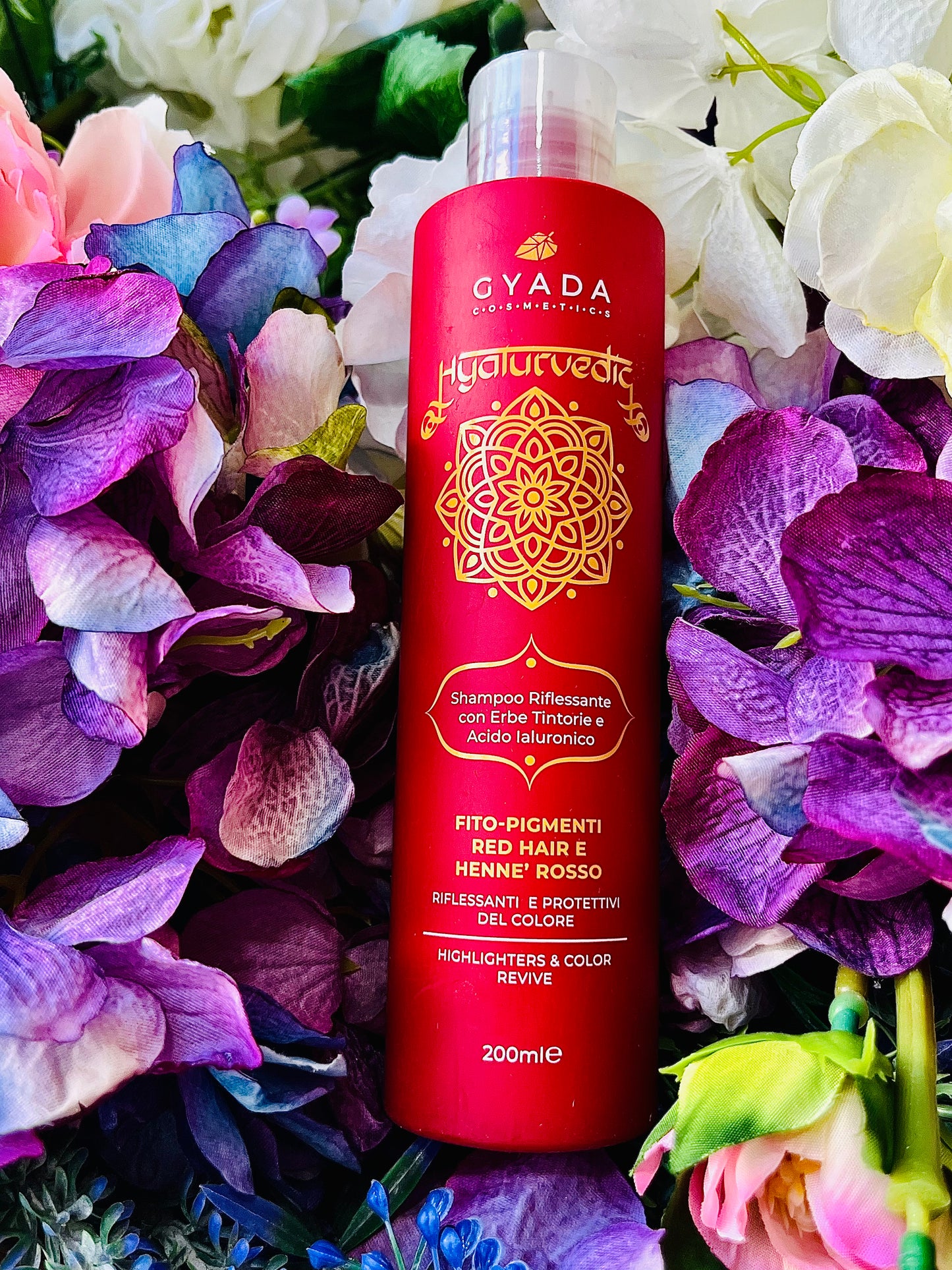 PER CAPELLI ROSSI Shampoo riflessante per capelli rossi, naturali o trattati, con fito-pigmenti derivati da Ratania e Licopene che ravvivano e illuminano i riflessi e Acido Ialuronico dall’azione anticrespo.