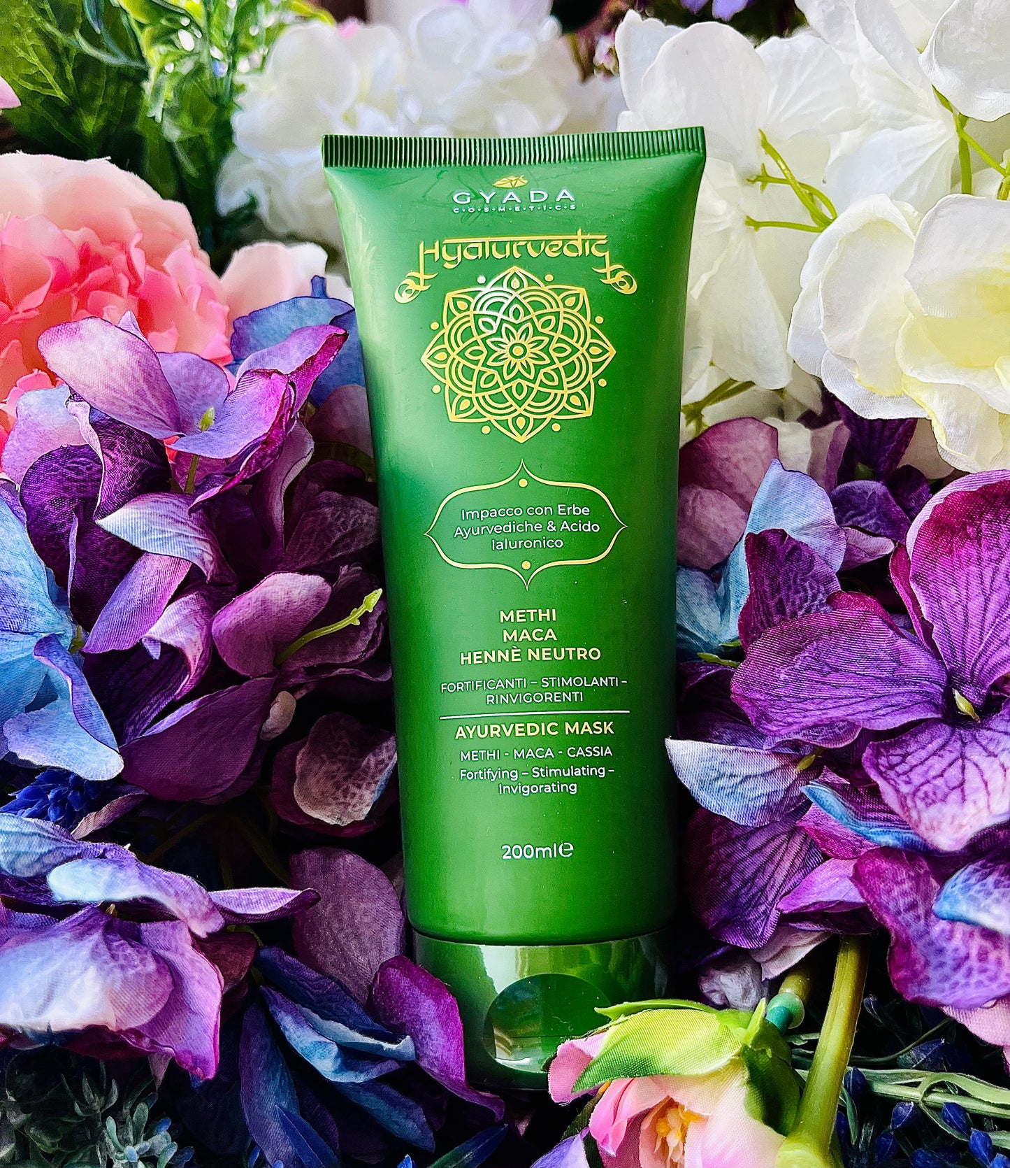 Questo impacco capelli unisce i benefici delle Erbe ayurvediche all’innovativo 3D Hair Complex: molecole di Acido Ialuronico a basso ed alto PM creano una barriera contro l’umidita attorno al fusto del capello, riducendo l’effetto crespo e al tempo stesso donando idratazione e protezione alla fibra capillare. Gli estratti di erbe ayurvediche risultano ideali per donare lucentezza, districabilità, volume e morbidezza alla chioma. Con Methi (Fieno greco), Maca e Cassia, è ideale per capelli fini e deboli.