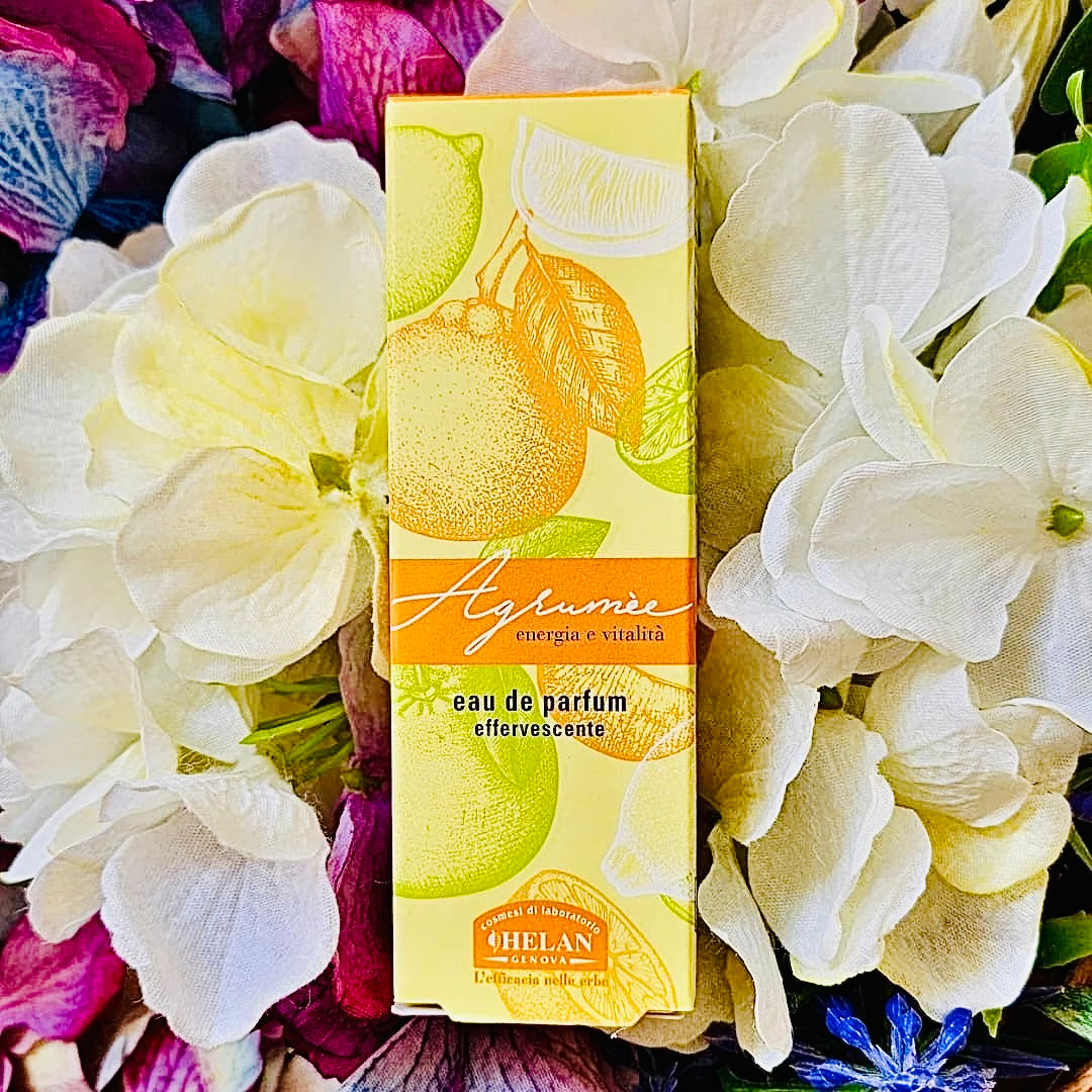 Un'eau profumata giovane e vibrante, nel pratico formato da borsetta.
Nota olfattiva: Agrumata, Esperidata, Verde.