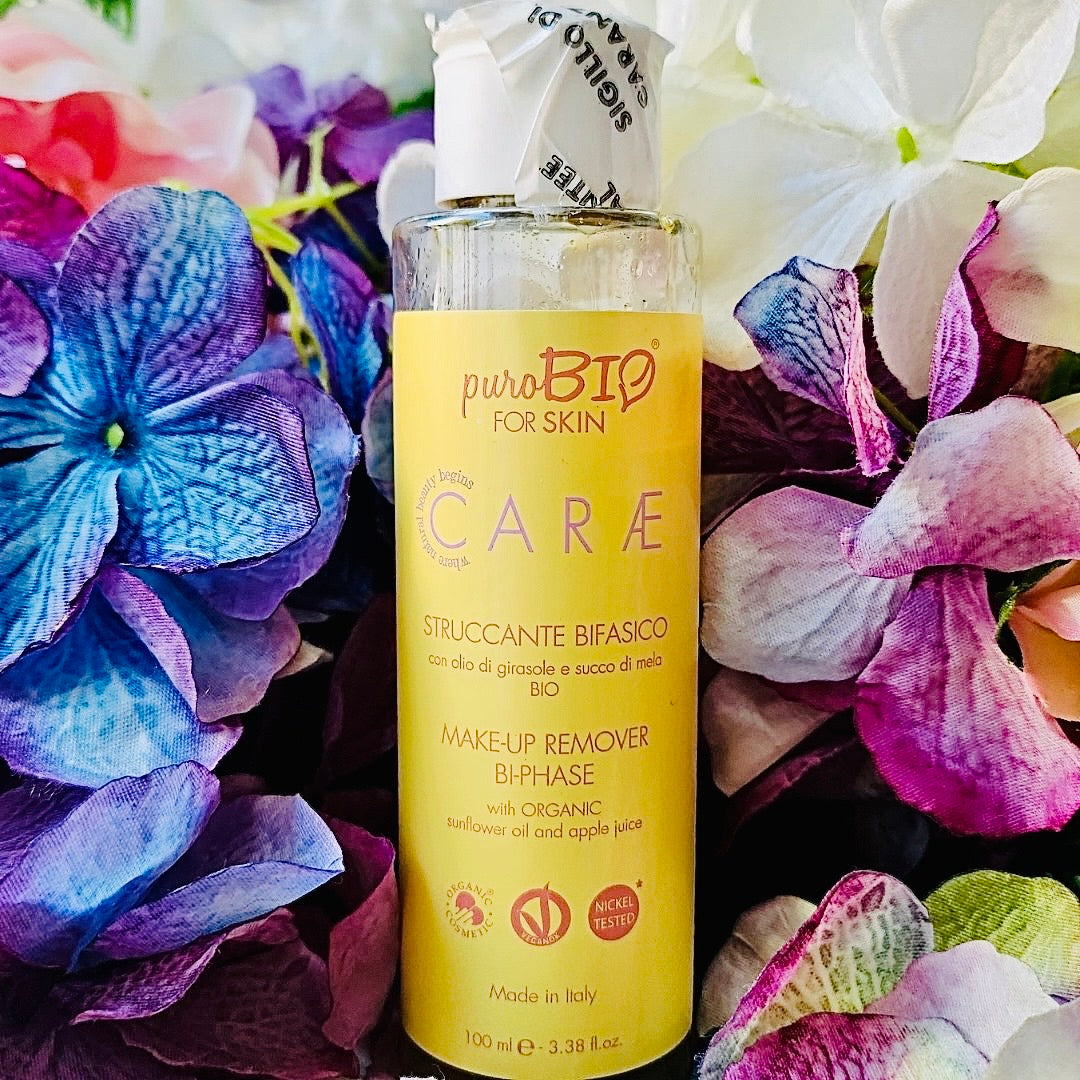 Il detergente bifasico puroBIO cosmetics è una lozione bifasica che deterge affondo la pelle e rimuove anche il trucco più pesante.