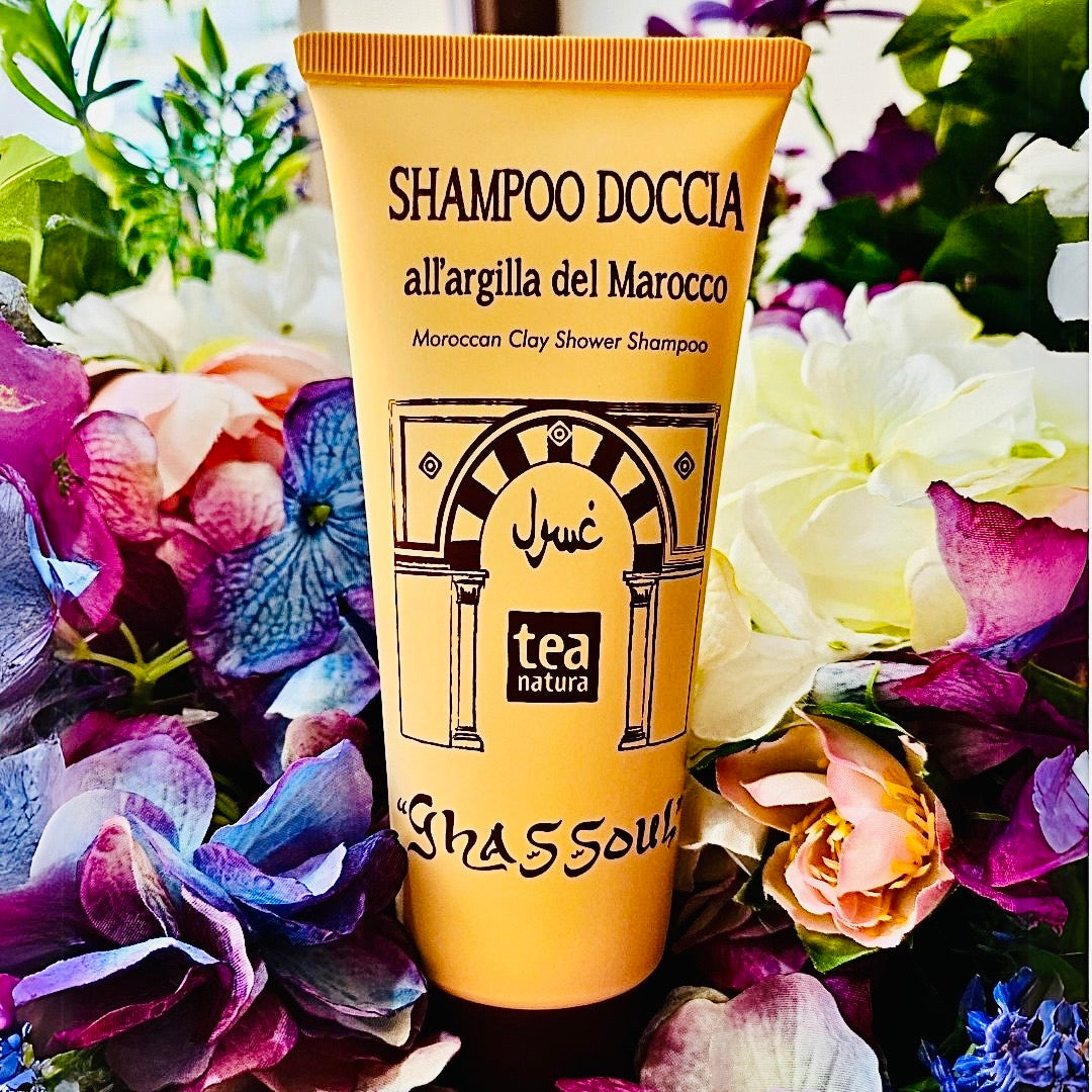 Uno Shampoo Doccia pronto all'uso adatto ad ogni tipo di capello: questa delicata miscela composta da tensioattivi di origine vegetale, Argilla Ghassoul, Estratti di piante e Olii Essenziali svolge con