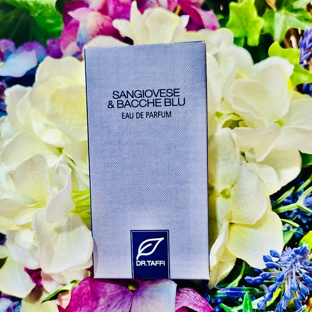 Perfume Sangiovese Bacche Blu;35 ml Intenso e variegato. Nasce dall'unione di mirto, limone e cuoio con note lievemente dolci di patchouly e muschio bianco. Ricorda, con il suo carattere unico, una goccia di Sangiovese intenta ad esaltare un tripudio di bacche blu.