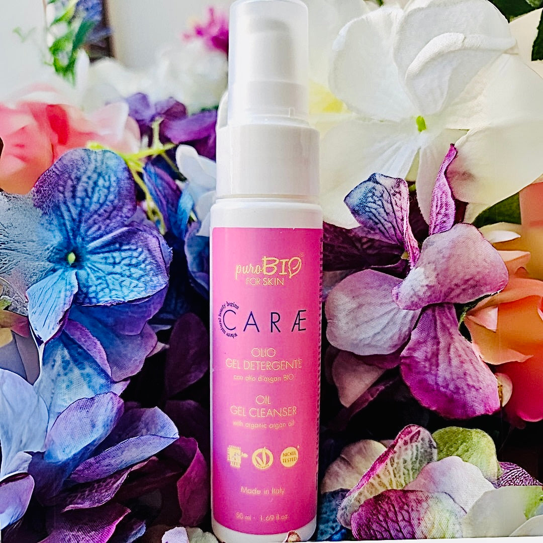 L’innovativa formulazione scioglie il sebo e il makeup; massaggiando il viso con le mani bagnate si trasforma in un corposo latte detergente.