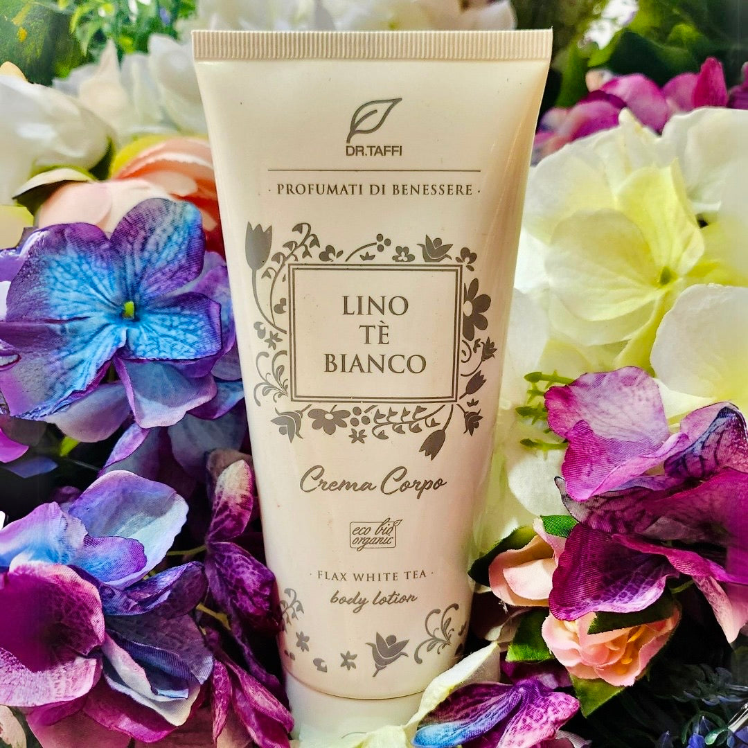 Morbida emulsione idratante e rinfrescante. La fragranza rigenerante del lino, che si fonde con l'essenza frizzante del t? bianco, si adager? sulla pelle come una carezza. Nutriente e idratante con estratti bio di aloe, malva, altea e arancia amara e con olio di oliva bio.
