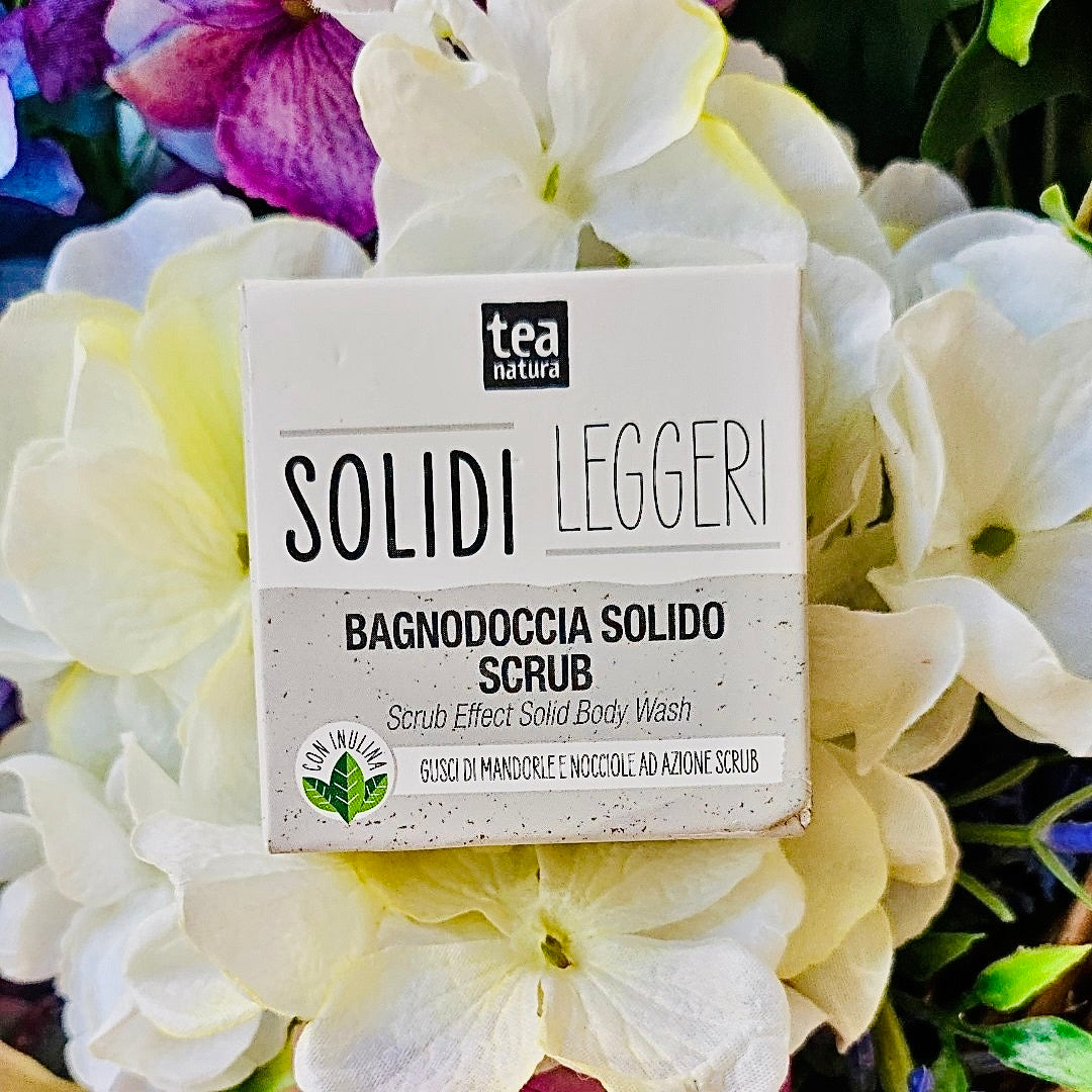 Il Bagnodoccia Solido Scrub Teanatura unisce l’azione lavante a quella esfoliante, rendendo la pelle del corpo tonica e levigata.