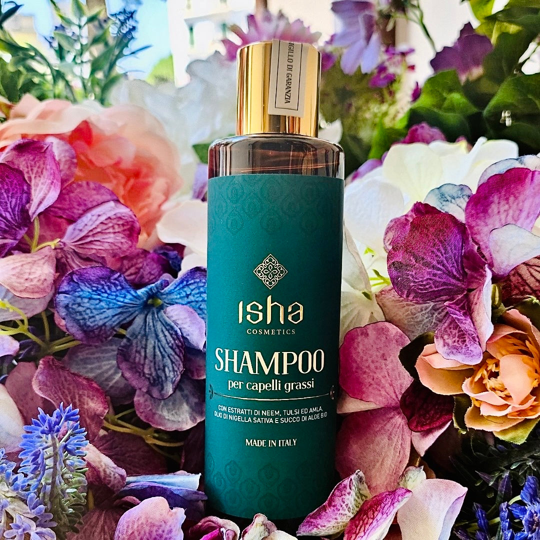 Il balsamo capelli ISHA rinforza e dà volume ai capelli grazie agli estratti ayurvedici di fieno greco, amla ed ashwagandha, gel di fico d’india, nigella sativa, fitocheratina, olio di Ricino e proteine del grano.