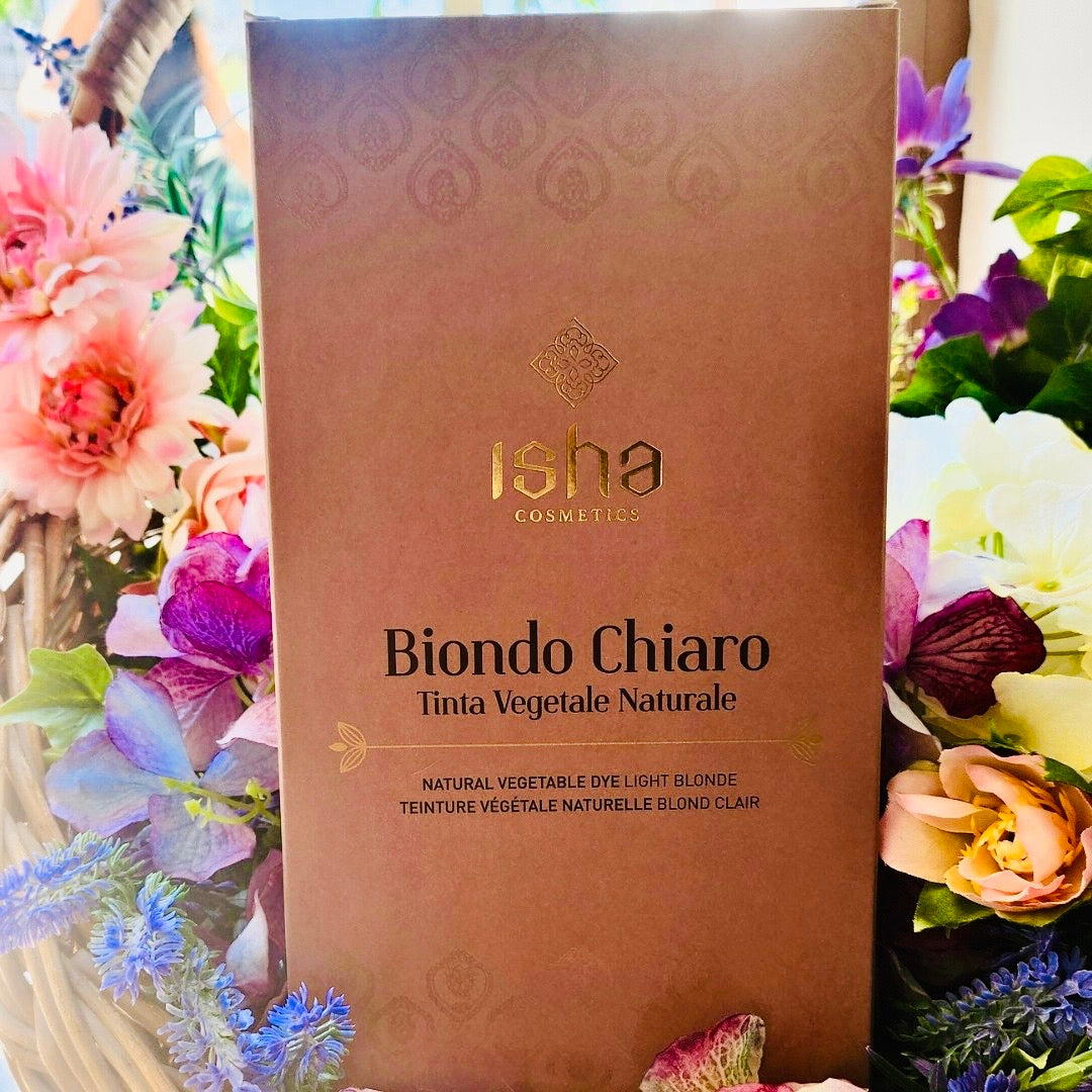 Il biondo chiaro ISHA® è una tinta per capelli vegetale realizzata con piante di altissima qualità, sapientemente miscelate, per un colore pieno e vibrante.
Tinta naturale biondo chiaro senza ammoniaca per capelli sani, lucidi e con volume