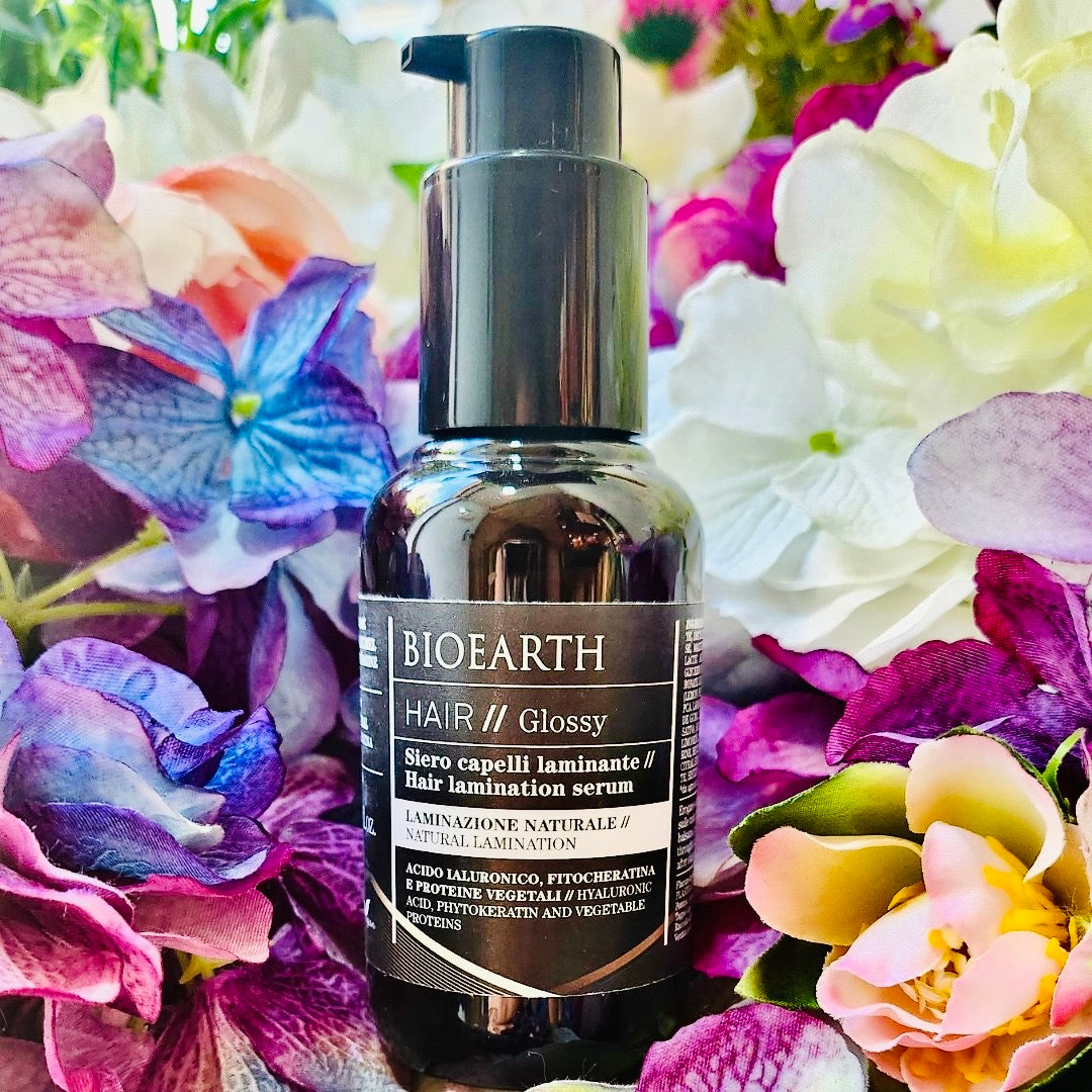 BIOEARTH propone Glossy, un unico prodotto, facile da utilizzare e sicuro per la salute del capello, che dona un extra-effetto lucidante. La composizione, ad alta percentuale di ingredienti naturali e certificata BIO ECO AIAB, è ricca in amminoacidi, proteine ed estratti naturali di origine biologica che vanno a ristrutturare il capello e lucidare le lunghezze in modo naturale, senza l’uso di sostanze di sintesi o calore, «nemici» della salute del capello. Si applica velocemente sulle lunghezze a capello um
