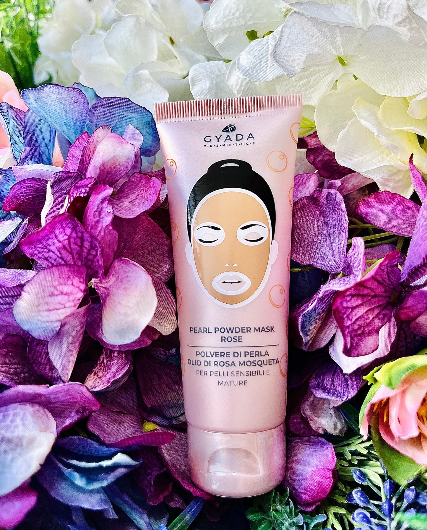 Maschera viso a base di Polvere di Perla.La maschera è arricchita con Olio di Rosa Mosqueta, ricco in Omega 3 e 6 che aiutano a contrastare l’azione dei radicali, prevenendo i segni dell’invecchiamento e in Vitamina A dalle proprietà rigeneranti; risulta ideale per pelli sensibili e mature.