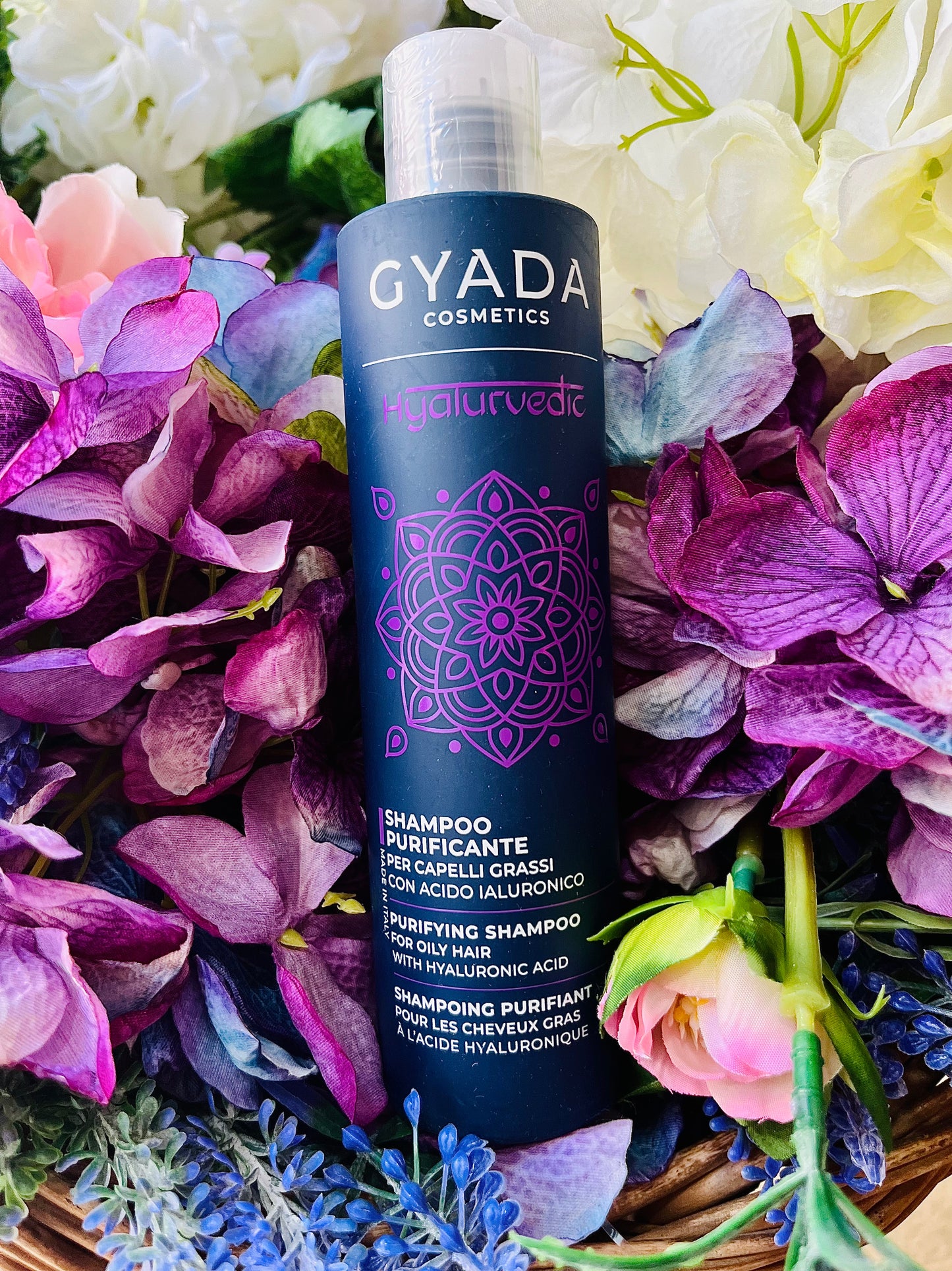 PER CAPELLI GRASSI Shampoo formulato con Neem, Moringa e Cassia che svolgono azione purificante e sebo-equilibrante e Acido Ialuronico che idrata il fusto capillare riducendo l’effetto crespo.