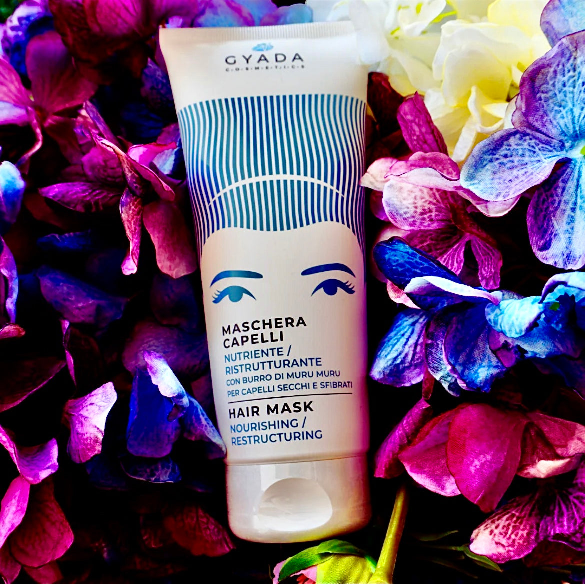 La maschera capelli Nutriente e Ristrutturante contiene Burro di Murumuru, Arginina, Glutammina, Olio di Semi di Lino ed estratti vegetali di Guaranà e Malva, ideali per migliorare l’aspetto dei capelli secchi, sfibrati e danneggiati.