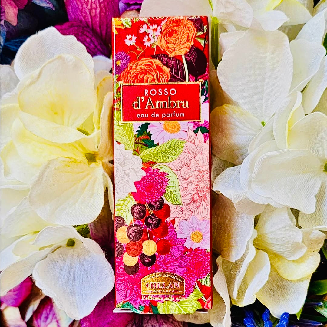 Elegante fragranza dal fascino senza tempo, nel pratico formato da borsetta
Bouquet: fruttato - ambrato - boisè
