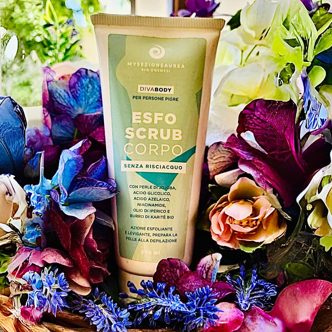 l primo ESFO SCRUB Corpo SENZA RISCIACQUO! Con Perle di Jojoba, Acido Glicolico, Acido Azelaico, Niacinamide, Olio di Iperico e Burro di Karitè Bio, ha azione esfoliante e levigante. Prepara la pelle in modo ottimale alla depilazione. Ideale per persone PIGRE :) con capillari fragili, pelle delicata o tendente a formare vene varicose.