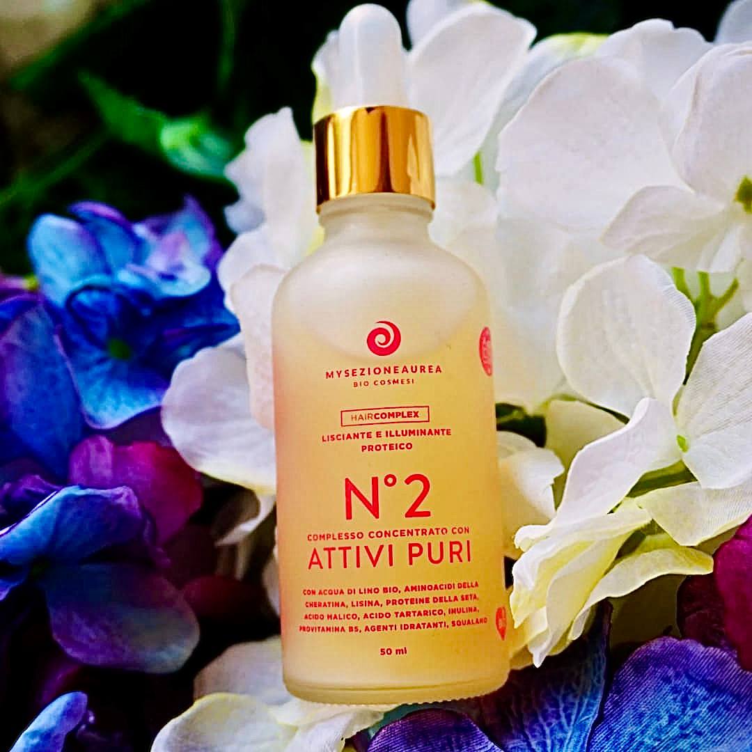 COMPLESSO CONCENTRATO con ATTIVI PURI N°2 HAIR COMPLEX con Acqua di Lino Bio, Aminoacidi della Cheratina, Lisina, Proteine della Seta, Acido Malico, Acido Tartarico, Inulina, Pro-Vitamina B5, Agenti Idratanti, Squalano. Lisciante e illuminante proteico indicato per la piega e la cura dei Capelli Lisci.