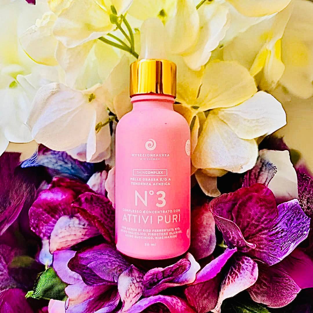 Pregiatissimo COMPLESSO CONCENTRATO con ATTIVI PURI N°3 SKIN COMPLEX con Acqua di Riso fermentata Bio, Acido Salicilico, Piroctone Olamine, Acido Succinico, Niacinamide. Ha azione purificante, antibatterica e antimicrobica e aiuta a sebo regolarizzare la pelle grassa e a tendenza acneica.