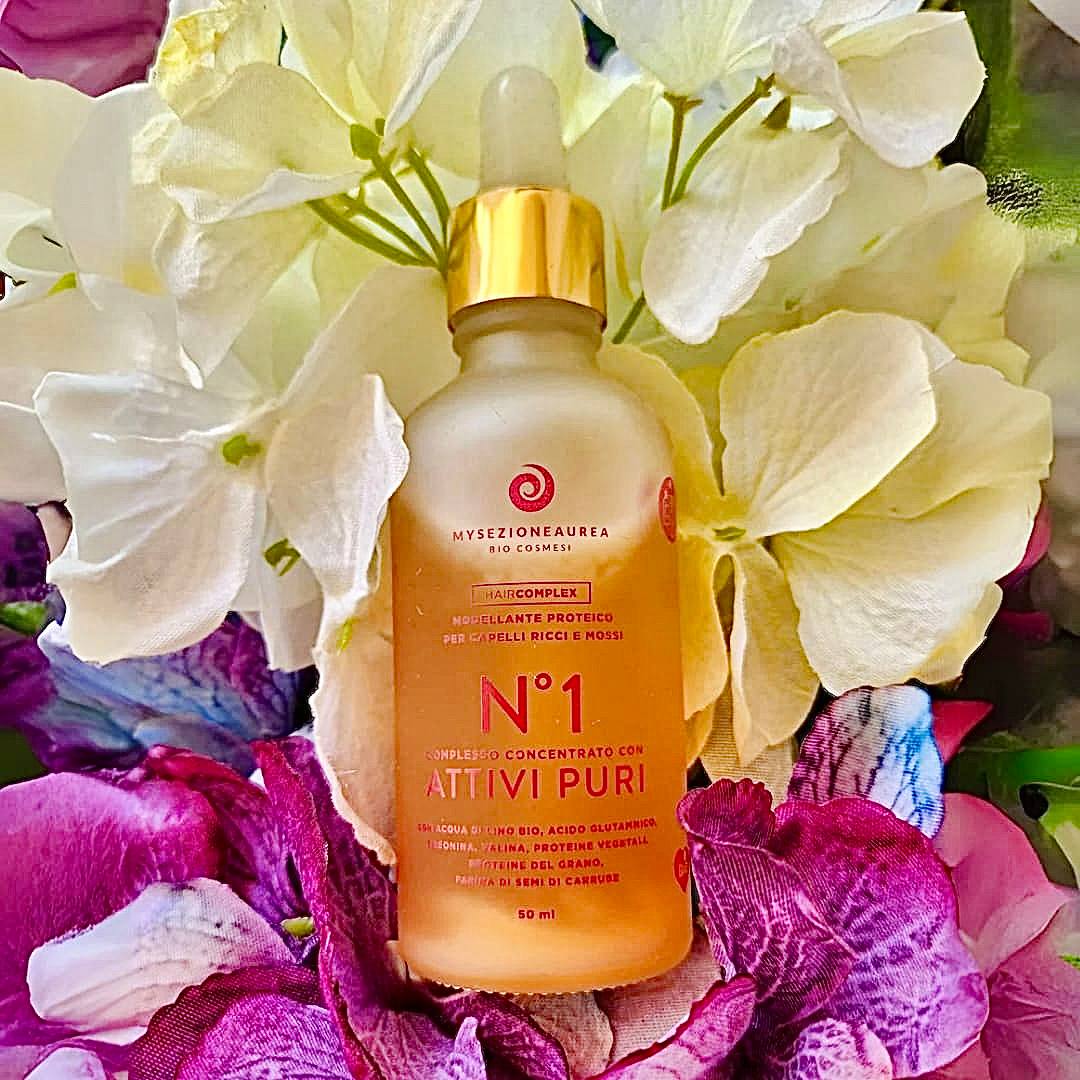 COMPLESSO CONCENTRATO con ATTIVI PURI N°1 HAIR COMPLEX con Acqua di Lino Bio, Acido Glutammico, Treonina, Valina, Proteine Vegetali, Proteine del Grano, Farina di Semi di Carrube. Modellante proteico indicato per lo styling e la cura dei Capelli Ricci e Mossi.