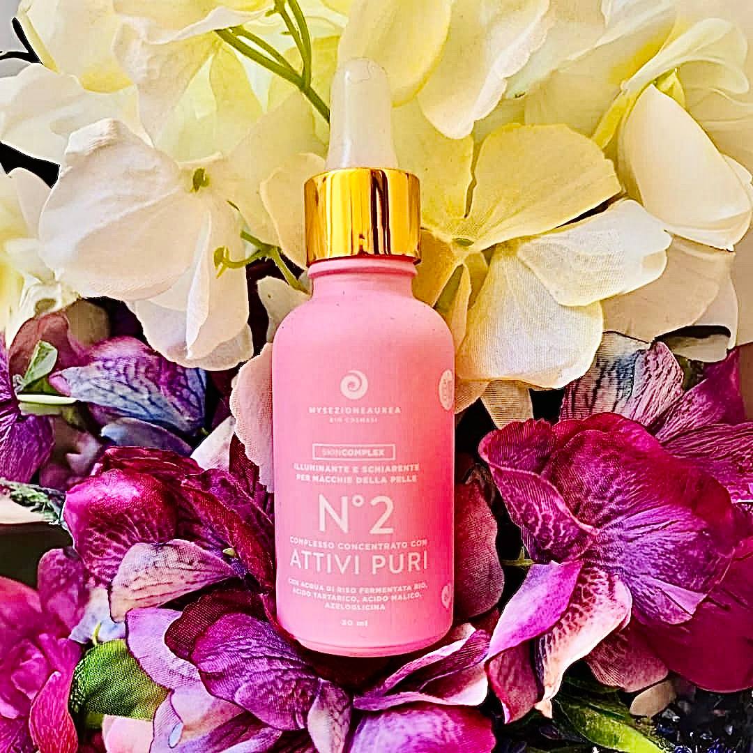 Pregiatissimo COMPLESSO CONCENTRATO con ATTIVI PURI N°2 SKIN COMPLEX con Acqua di Riso fermentata Bio, Acido Tartarico, Acido Malico, Azeloglicina. Dona luminosità al viso e ha azione schiarente localizzata sulle macchie della pelle.