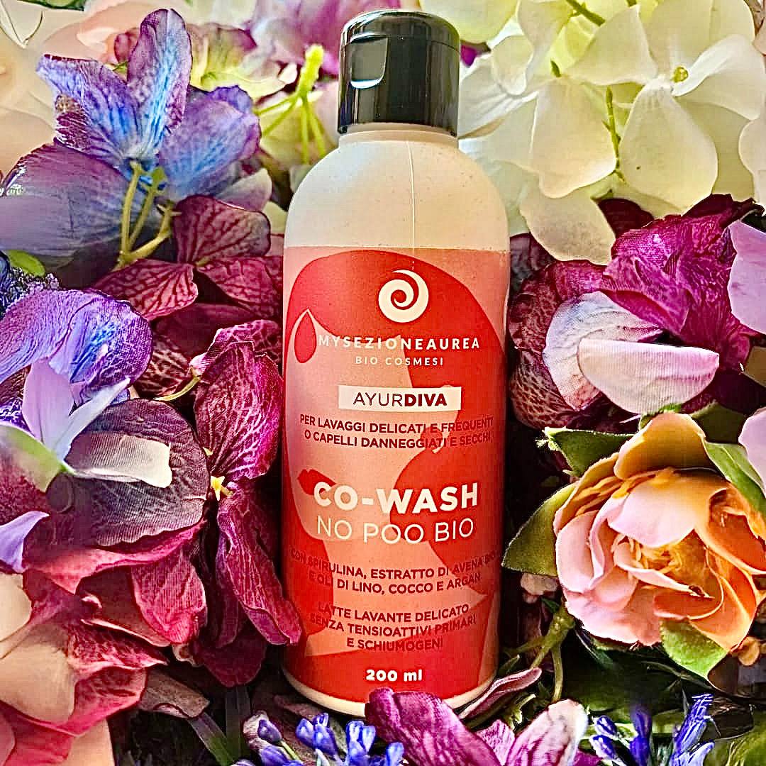 Prima mi chiamavo solo Rossella. Sono il: COWASH NO POO BIO AYURDIVA, con spirulina, estratto di avena bio e oli di lino, cocco e argan. Latte lavante delicato senza tensioattivi primari e schiumogeni, indicato per lavaggi delicati e frequenti o capelli danneggiati e secchi.