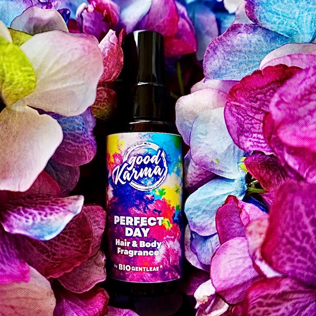 Un profumo orientale, speziato e caldo, avvolgente e con una buona persistenza, unito a un mix di attivi fermentati, Acerola, Riso, Rapanello, alla preziosa Papaya, e una ricca percentuale di veri e propri superfood: Acai, Noni, Melograno, Mangostano, Mela, Caffè. Ti regala capelli luminosi, protetti, profumati e setosi. Non contiene alcol. Nota: speziata orientale – maschile e femminile