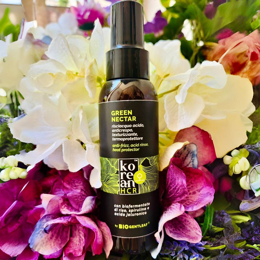 RISCIACQUO ACIDO, TERMOPROTETTORE Chiude le scaglie incrementando lucidità e vitalità, oltre ad avere un’azione preventiva rispetto a doppie punte ed effetto crespo. Migliora le difese di cute e capelli (azione astringente sul cuoio capelluto e rinforzante sulla fibra capillare).