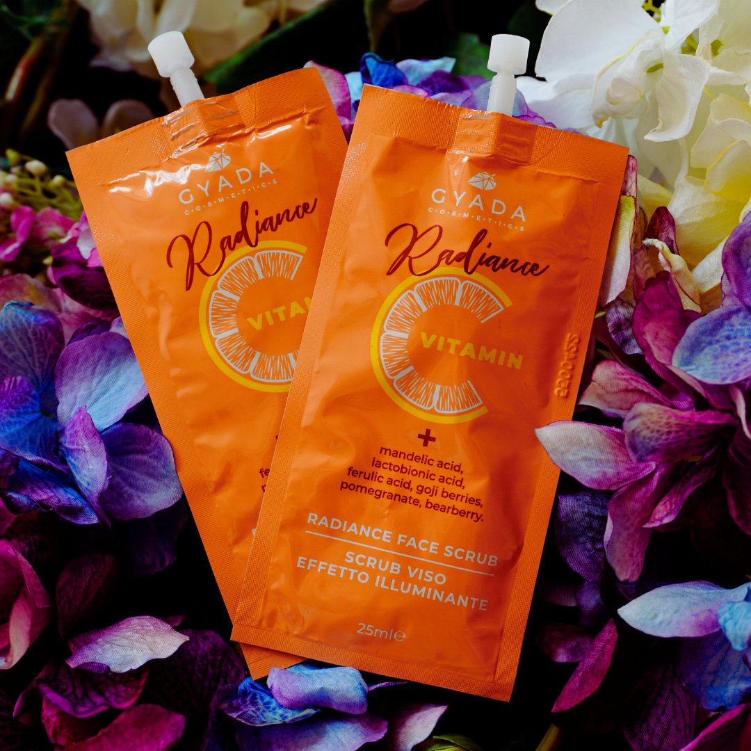 estratti vegetali di Bacche di Goji, Melograno e Uva Ursina dall’azione antiossidante ed un mix di Minerali che aiuta a trattare l’eccesso di sebo lasciando un gradevole effetto matte sul viso. La pelle risulta morbida, levigata ed il colorito più sano ed uniforme. Adatto a tutti i tipi di pelle.