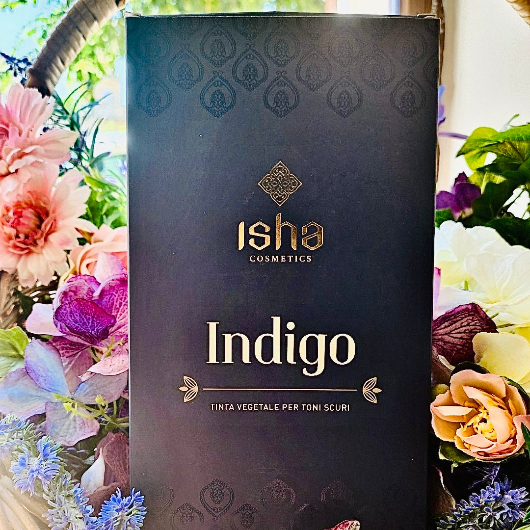 L’indigo polvere è un’erba tintoria ricavata dall’essiccazione e frantumazione delle foglie dell’ Indigofera Tinctoria, diffusa soprattutto in India. Si tratta di una pianta il cui potere tintorio è noto sin dall’antichità.