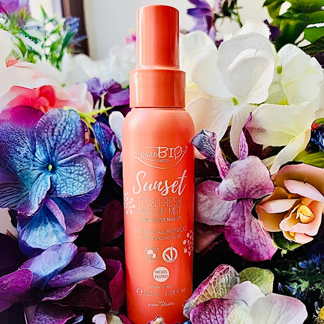 Uno spray fissante per il trucco e un’essenza rinfrescante per il viso in un solo prodotto.
E’ adatto a tutti i tipi di pelle, fissa il make-up a lungo grazie alla glicerina e all’alcol di origine biologica ed è utilissimo per l’applicazione bagnata dei prodotti in polvere quali ombretti, blush e fondotinta.