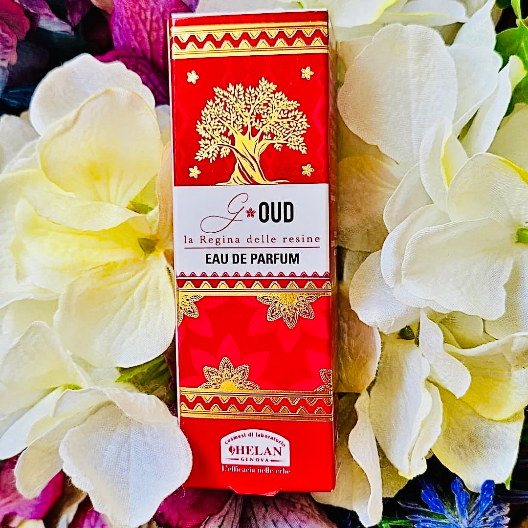 La nota gourmand del Caramello e del Caffè, anticipata da un esordio floreale, nel pratico formato da borsetta.

Nota Olfattiva: Gourmand, Oud Intenso, Ambrato