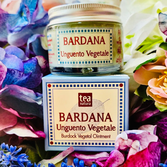 L'unguento alla Bardana, indicato contro molteplici affezioni dermatologiche, è ottimo per i problemi di pelle grassa, acneica, asfittica. Utilizzato con costanza si rivela un ottimo astringente ed antisettico ad azione batteriostatica sui foruncoli. 