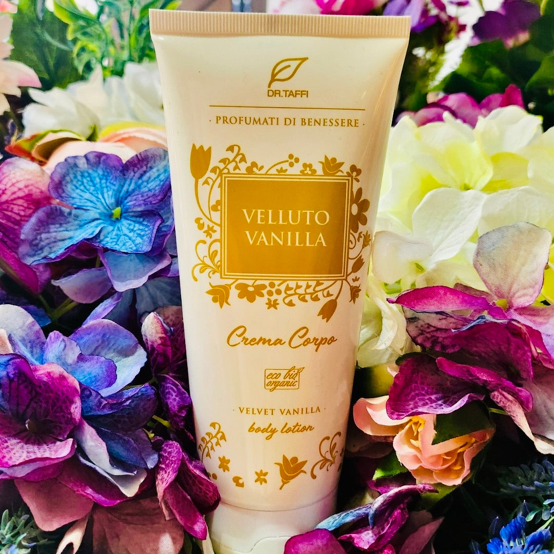 Ricca emulsione dal profumo dolce e distensivo con estratti vegetali bio. Dona una pelle di velluto, morbida e nutrita, avvolgendo con un'essenza dal cuore di vaniglia e caramello che si stempera in una purezza di muschio bianco.