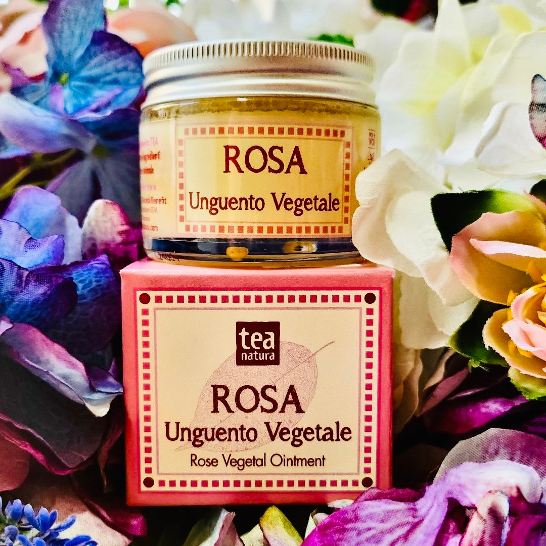 Nutriente, Emolliente e per Couperose  L'unguento alla Rosa Tea è un rimedio principe per la bellezza della pelle che mantiene sana e vellutata. Ottimo per pelli secche e sensibili, per le sue qualità aromatiche, emollienti ed antinfiammatorie, si rivela utile contro la rottura dei capillari (couperose). Può essere usato come dopobagno per nutrire e riequilibrare la pelle del viso e del corpo.