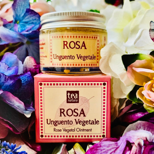Nutriente, Emolliente e per Couperose  L'unguento alla Rosa Tea è un rimedio principe per la bellezza della pelle che mantiene sana e vellutata. Ottimo per pelli secche e sensibili, per le sue qualità aromatiche, emollienti ed antinfiammatorie, si rivela utile contro la rottura dei capillari (couperose). Può essere usato come dopobagno per nutrire e riequilibrare la pelle del viso e del corpo.