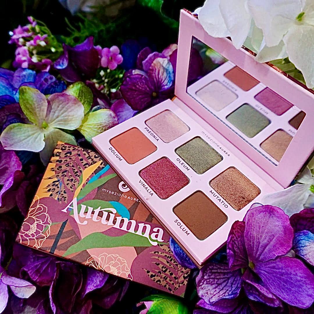 Autumna è una Eco Palette di 6 ombretti dalle colorazioni neutro-calde che richiamano la stagione armocromatica dell'autunno, ideale per make'up da giorno, da sera e da occasioni importanti.  Formulati in collaborazione con un'esperta in Armocromia, i 6 eye-shadow di Autumna sono ricchi di Olio di Ricino e Olio di Argan Biologico. Gli ombretti, inoltre, contengono un prezioso ingrediente funzionale, l'Acido Ialuronico che permette di contrastare i segni del tempo, ammorbidire e proteggere la pelle.