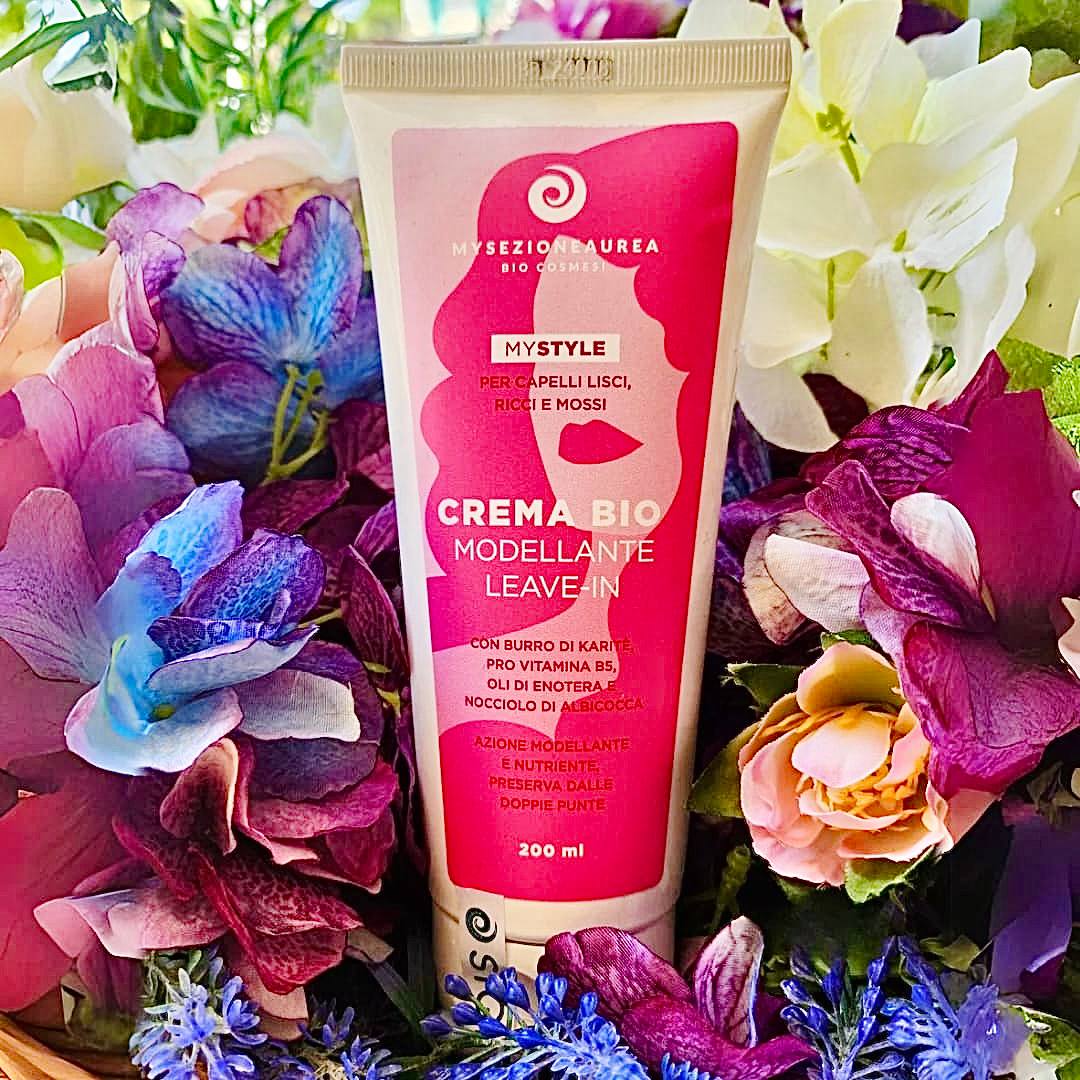 Prima mi chiamavo solo Tati. Sono la:  CREMA BIO MODELLANTE LEAVE-IN MY STYLE con burro di keritè, pro vitamina B5, oli di enotera e nocciolo di albicocca ad azione modellante e nutriente: preserva i capelli dalle doppie punte.  Indicata per capelli lisci, ricci e mossi
