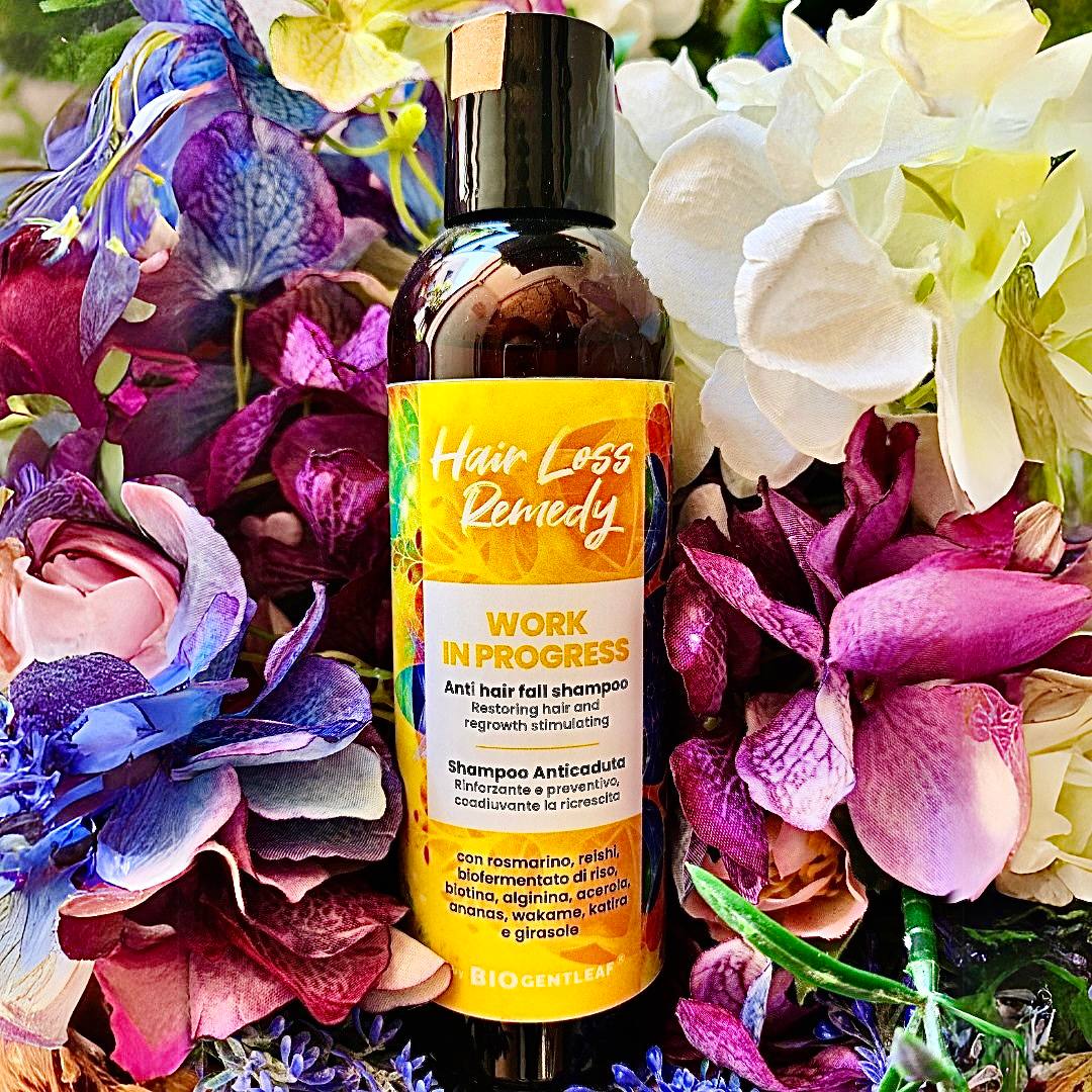 SHAMPOO ANTICADUTA RINFORZANTE E PREVENTIVO – COADIUVANTE PER LA RICRESCITA  l primo passo per contrastare la caduta dei capelli e rinforzarli dalla radice consiste in questo shampoo senza solfati – anche detto shampoo low poo – che deterge senza aggredire la struttura capillare, ricco di attivi rivitalizzanti ed efficaci nel proteggere e stimolare i bulbi piliferi, quali: Biotina, Arginina, estratto di Rosmarino e Reishi.