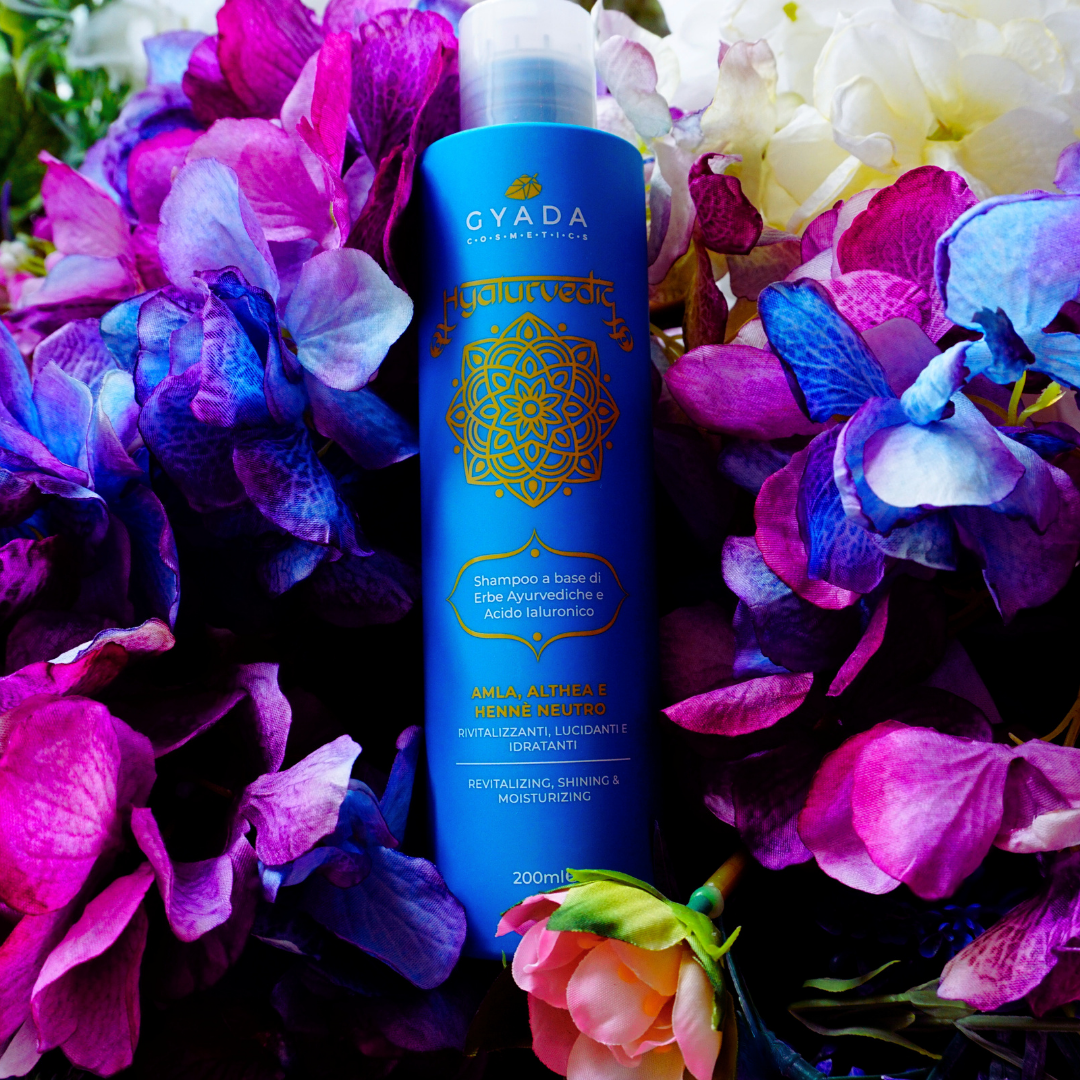 Shampoo formulato con Amla, Altea e Cassia che svolgono azione rivitalizzante ed emolliente e Acido Ialuronico che idrata il fusto capillare riducendo l’effetto crespo.